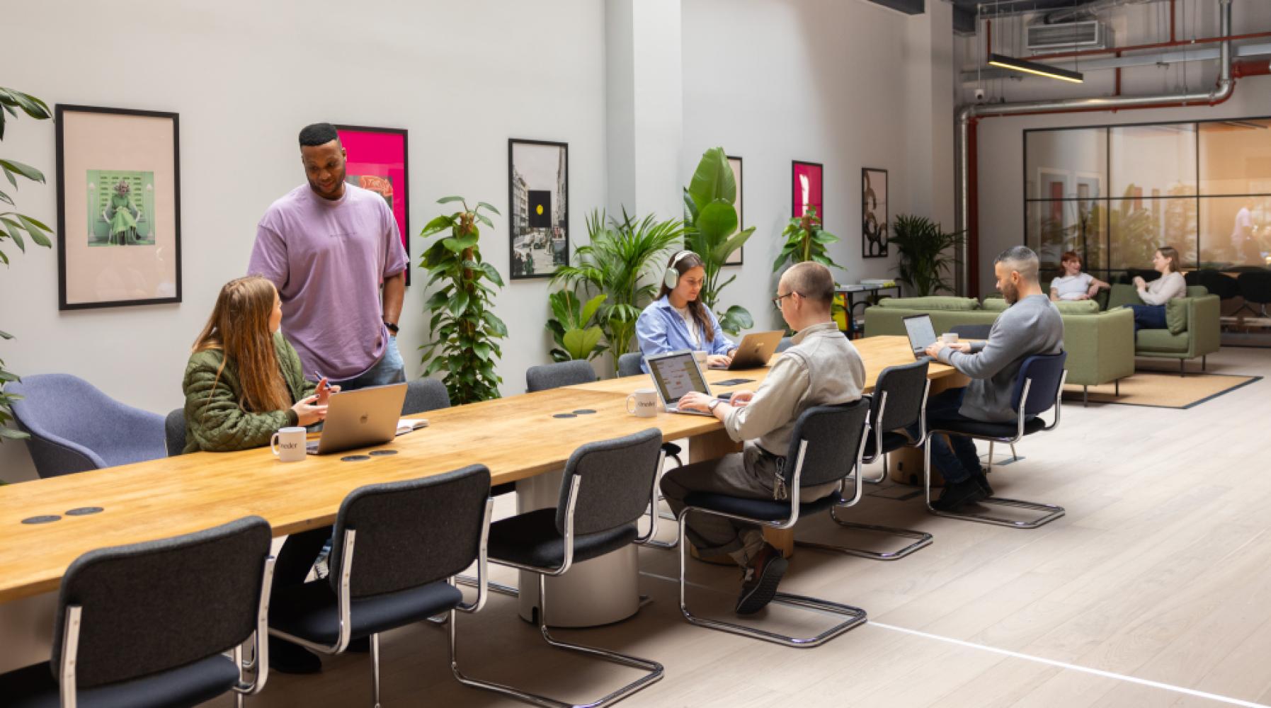 f9bce28f-86d0-4df2-8db9-4af7fd180568_coworkingareawithpeople