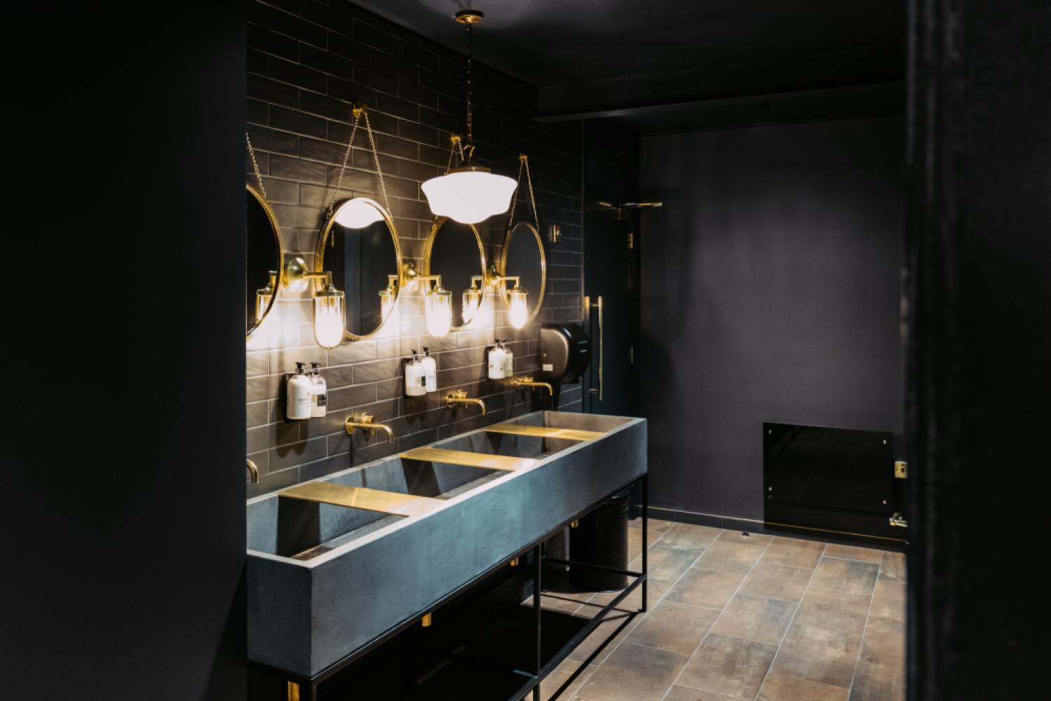 4748bc76-96d0-4b00-96d3-e8375455aa79_iconicoffices_themasonry_interior_bathroom