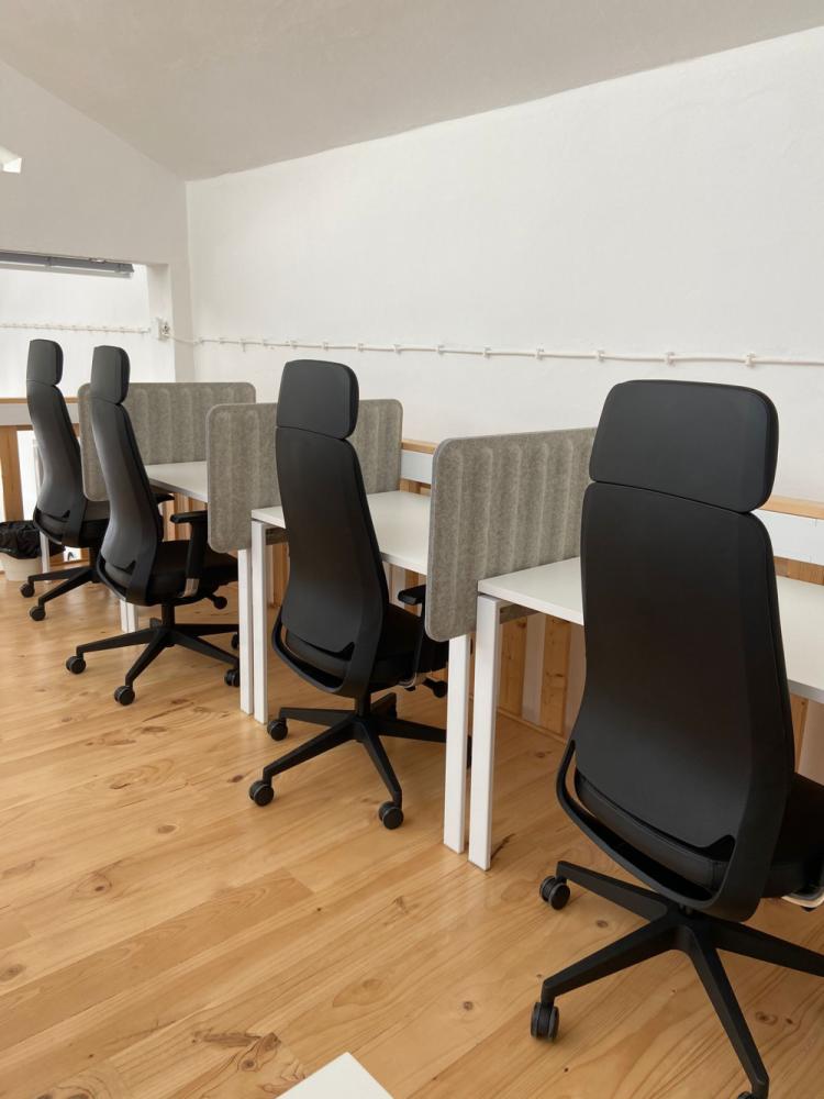 4005d236-105b-4116-a8a0-36a5789d105d_desks2