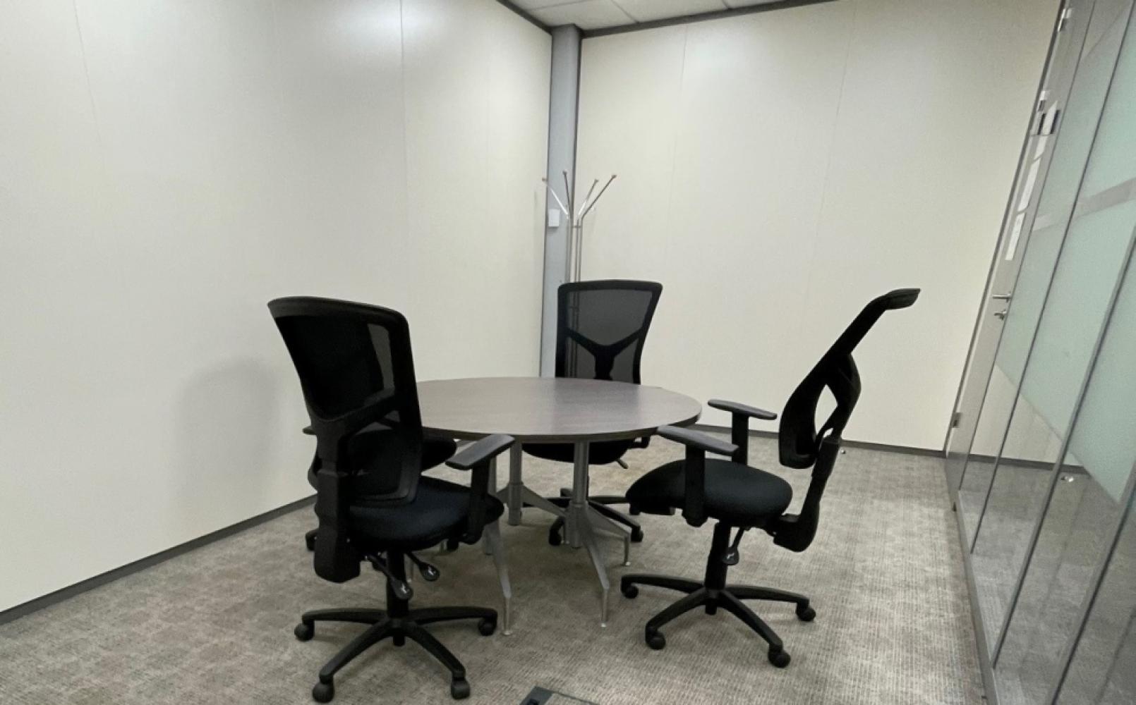 9d5c8192-b1a0-4eaa-b6b7-63a5c251100a_meetingroom