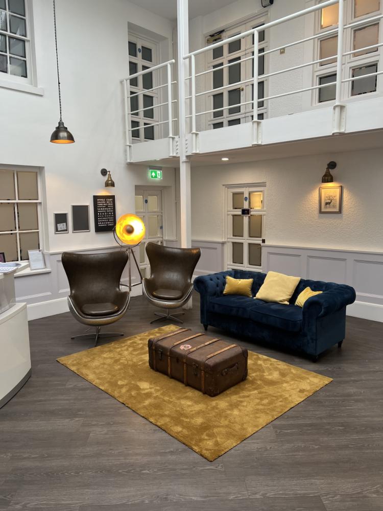 c6160f82-d3a5-43c2-acce-e3e313d0e5d2_receptionsofa