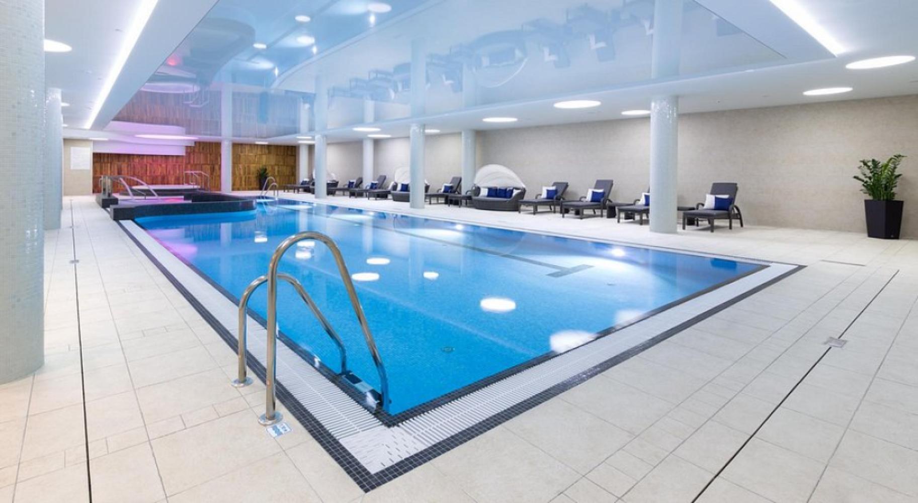 33953842-a1a0-4deb-aa13-5e1b23831d3c_swimming-pool